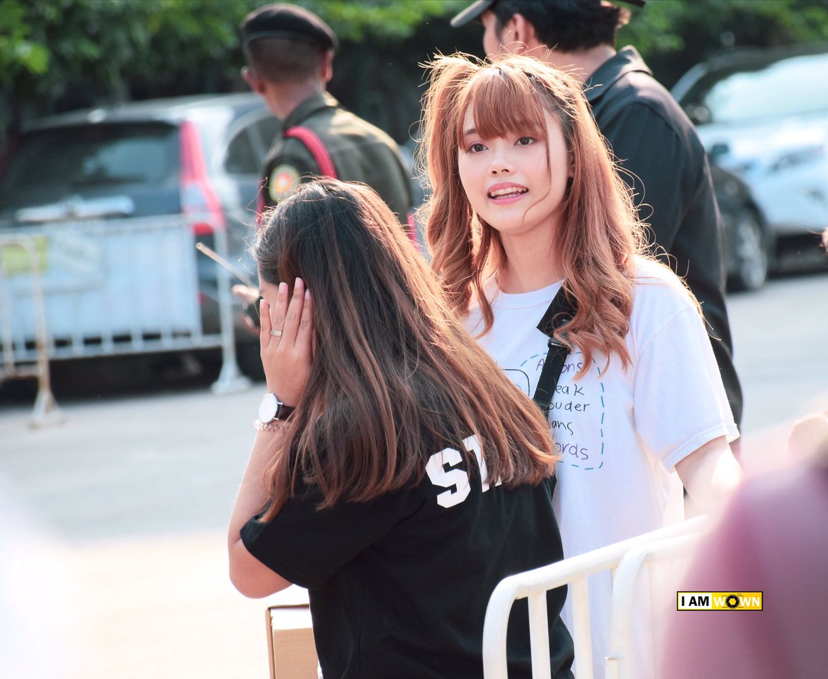 wiwaa_wow's tweet photo. เรื่องมีอยู่ว่า~~วันงาน #TOYOTAMasterCSGO หลังจากที่น้องแสดงเสร็จ ก็มารอส่งน้อง แล้วคือน้องก็ยืนตากแดด ด้วยความที่พวกเราเป็นห่วงเลยตะโกนไปว่า สิคๆ มายืนในร่มนี่มา ละคือน้องไม่มา แต่สิ่งที่น้องทำคือเอามือไปบังแดดให้พี่สต๊าฟแทน เป็นห่วงคนอื่นก่อนเสมอเลยน๊า #MusicBNK48 https://t.co/qeizaz3c9n