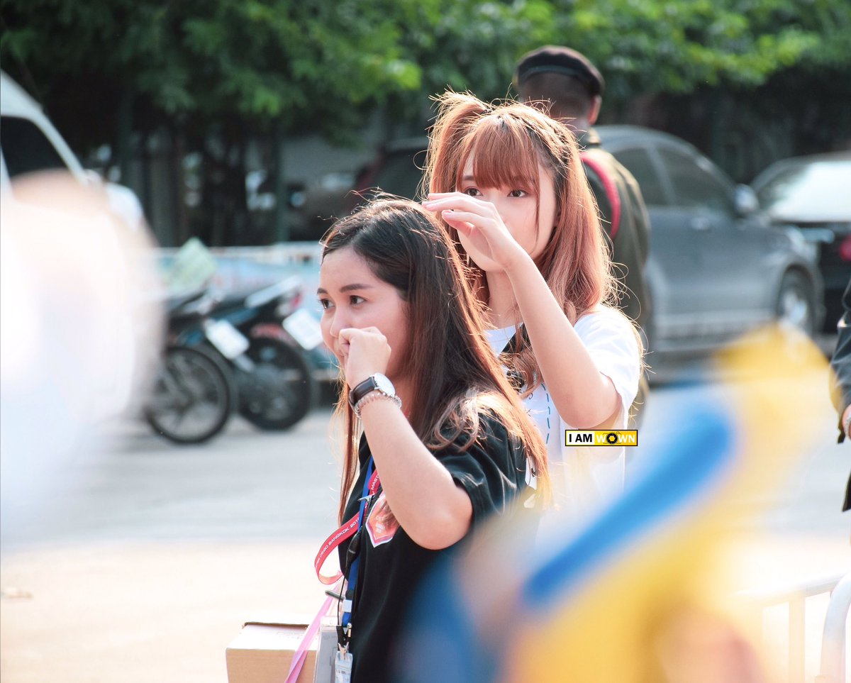 wiwaa_wow's tweet photo. เรื่องมีอยู่ว่า~~วันงาน #TOYOTAMasterCSGO หลังจากที่น้องแสดงเสร็จ ก็มารอส่งน้อง แล้วคือน้องก็ยืนตากแดด ด้วยความที่พวกเราเป็นห่วงเลยตะโกนไปว่า สิคๆ มายืนในร่มนี่มา ละคือน้องไม่มา แต่สิ่งที่น้องทำคือเอามือไปบังแดดให้พี่สต๊าฟแทน เป็นห่วงคนอื่นก่อนเสมอเลยน๊า #MusicBNK48 https://t.co/qeizaz3c9n
