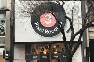 RetailInsider_'s tweet photo. Google Opens Interactive 4-Level ‘Pixel Records’ Pop-Up, a 1st in Canada [Photos/Video] 🎹 https://t.co/zbEVl1P1z9 #RetailInsider #Google #PixelRecords #PopUp #retail #branding #business #canada #shopping #video #partnerships https://t.co/zColUNaoMe