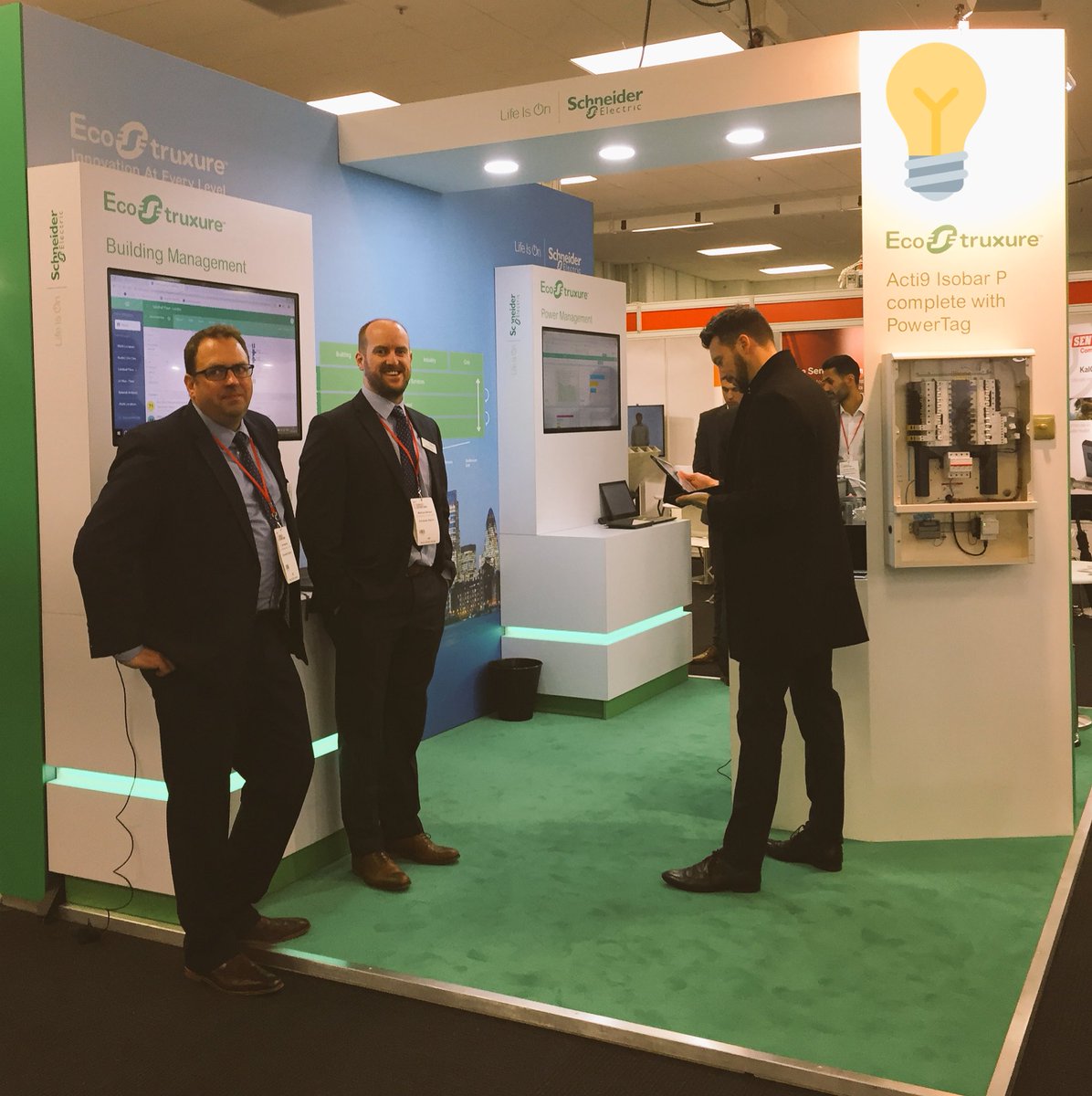 LaurianeSE's tweet photo. Meet Schneider’s team #build2perform today and tomorrow! Great opportunity to attend our CPD session presented by @ShashwatKhare on IoT based power and energy management! #schneiderelectric Meet us at 10:20 in theatre 1 or come and say hello in stand 304 and talk to our experts! https://t.co/kBVp2MuxKq