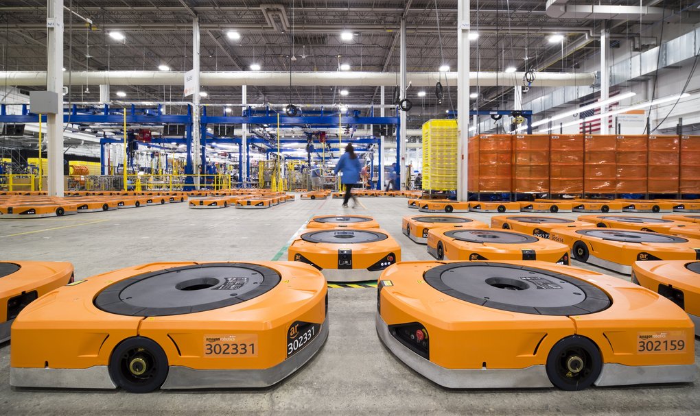 4th_Ind_Rev's tweet photo. Amazon used to bring in 120,000 additional temporary staff to deal with Christmas rush. This year, that number has dropped to 100,000.
Is this the start of the human worker decline ?  https://t.co/1dS7DaQ1ck https://t.co/4whqTELrWP
