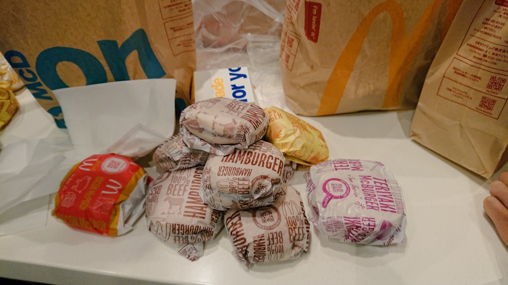 XF8konny's tweet photo. 先輩が異動する前にマック1人10個食べるフードファイトしたい。という謎の要望により昼食5人で50個頼んできた
最若手という圧力感じて10個食べきったけどもうしばらくマックいらん
#Debstep https://t.co/Y7PyTjrzoU
