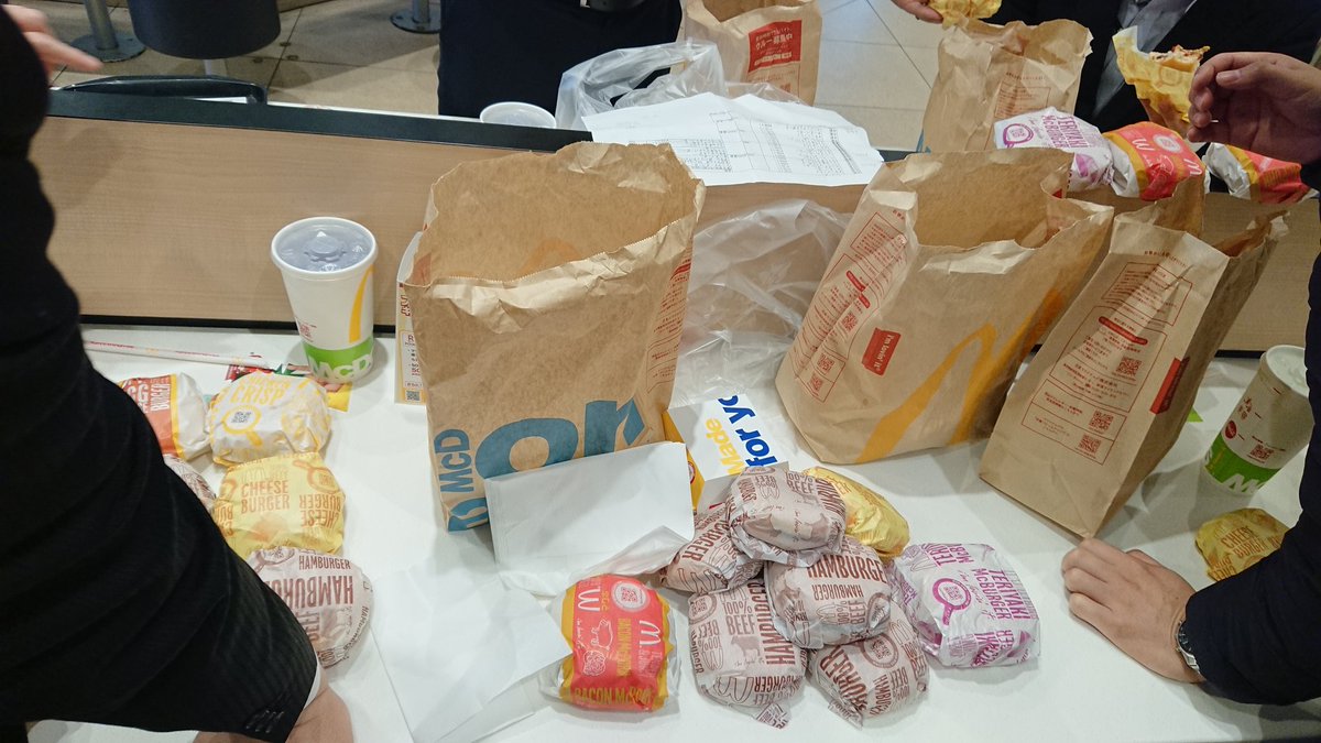 XF8konny's tweet photo. 先輩が異動する前にマック1人10個食べるフードファイトしたい。という謎の要望により昼食5人で50個頼んできた
最若手という圧力感じて10個食べきったけどもうしばらくマックいらん
#Debstep https://t.co/Y7PyTjrzoU