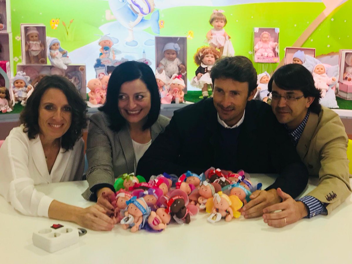 Ferreroacademy's tweet photo. Juan Carlos Ferrero visita la fábrica de muñecas Berjuan para conocer la campaña Tempitos de la cual es embajador solidario 😀
https://t.co/8ojD63BaF7
#tempitos https://t.co/CLyKO9dX7w