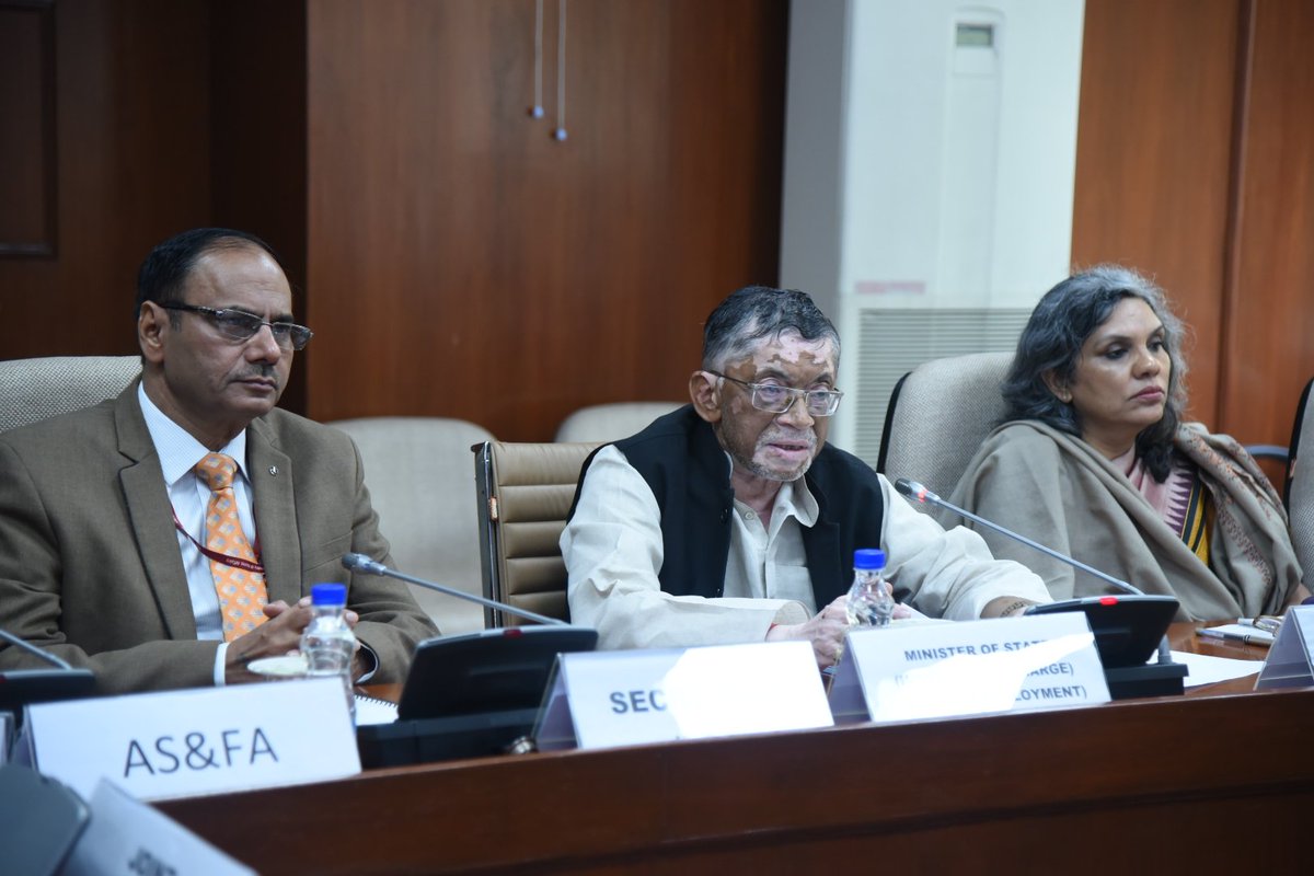 LabourMinistry's tweet image. MoS (IC) Labour and Employment, Shri @santoshgangwar ji chaired tripartite meeting to discuss draft #SocialSecurityCode