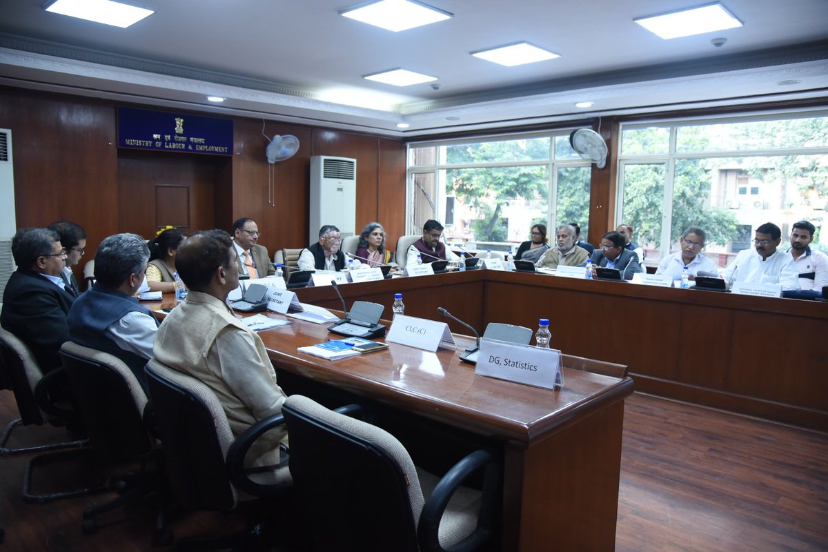 LabourMinistry's tweet image. MoS (IC) Labour and Employment, Shri @santoshgangwar ji chaired tripartite meeting to discuss draft #SocialSecurityCode