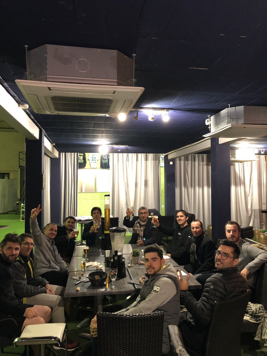 KaramanDamir's tweet photo. J+1 😊 une belle rencontre Futsal entre Axa Tarn 1 vs Axa Tarn 2. Compétition, partage et bonne humeur étaient au rdv ⚽️ 🍺#teamAXA #belleEquipe @GrevinSimon @jaimemartins81 @gallardojulien @DamienCapus @montejanoaxa https://t.co/aGpbshzyrw