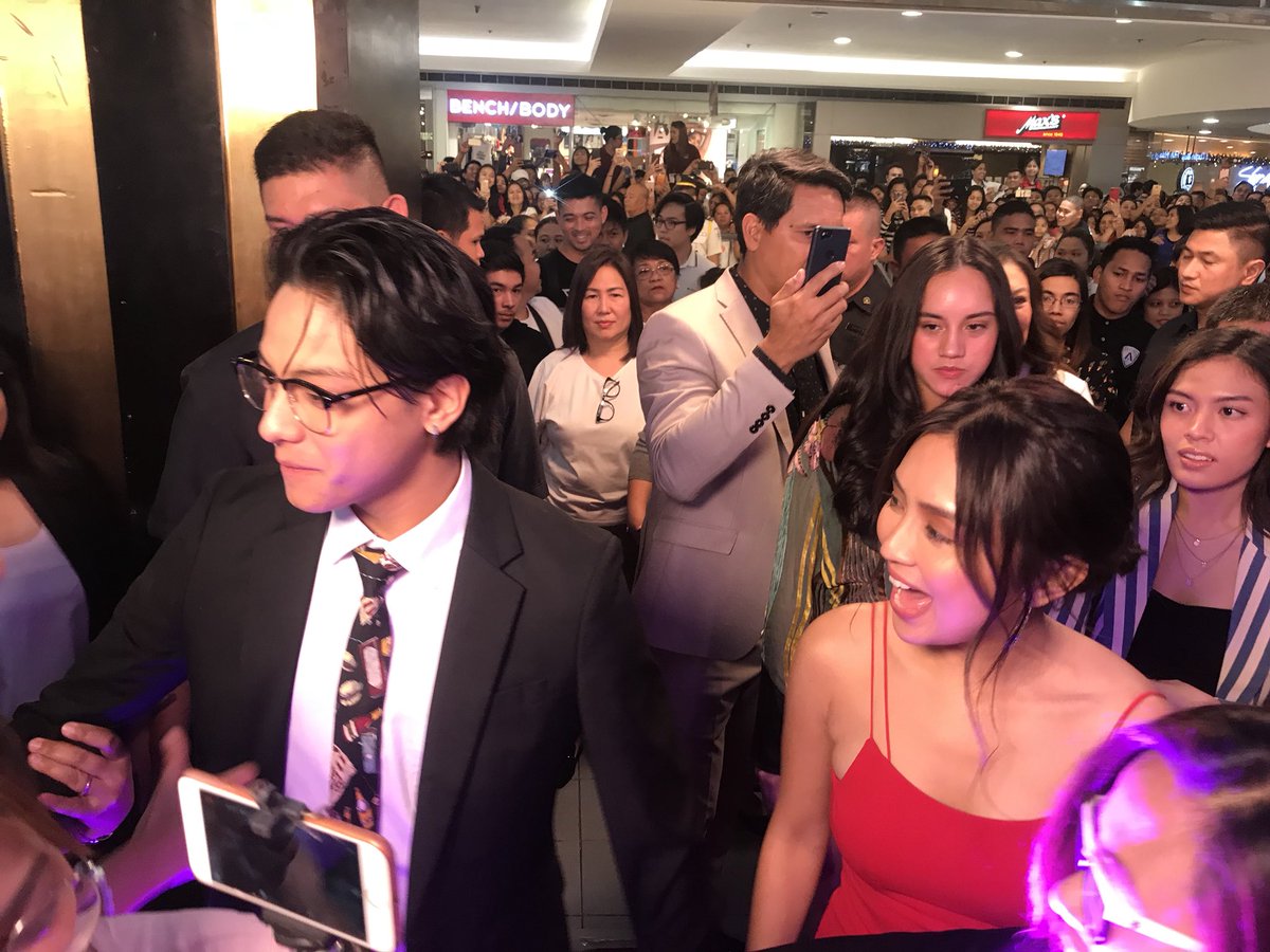 3WordsToForever's tweet photo. KathNiel is HERE! #3WordsToForeverPremiereNight https://t.co/o5nIyXv4Sn