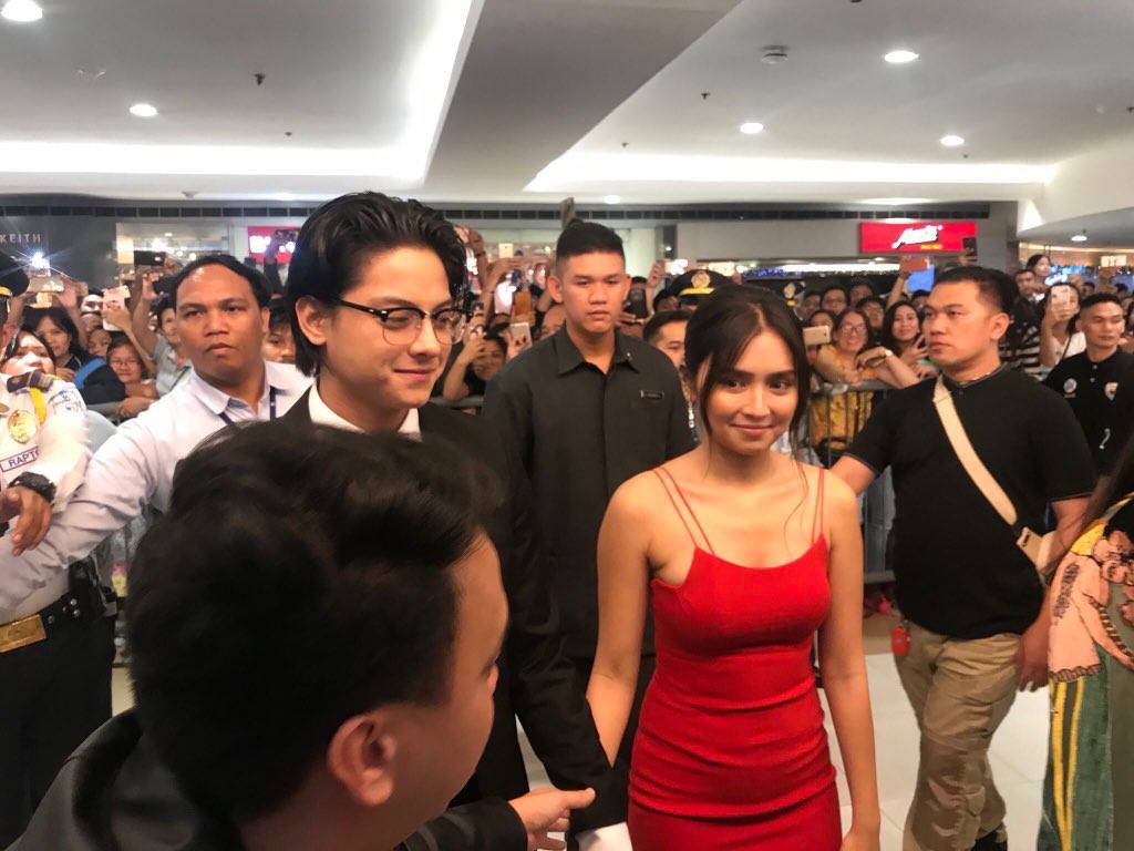 KNSpikersAklan's tweet photo. KathNiel’s arrival at the red carpet. 
#3WordsToForeverPremiereNight https://t.co/2Uz7QzkKnw