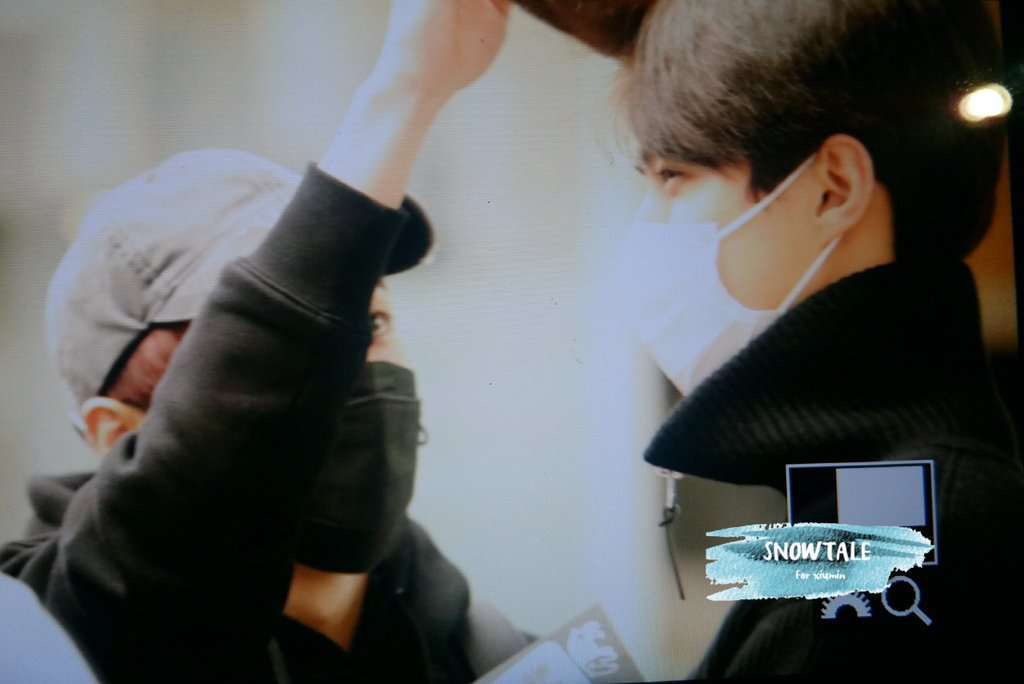 Snowtale_326's tweet photo. 181127 ICN
세호니 머리에 모 있엇나방ㅎㅎㅎ
민서기가 세호니머리 들어서(? 털어줌 ㅎㅎㅎㅎㅎㅎ
귀요웡 https://t.co/BvZ4O5wIni