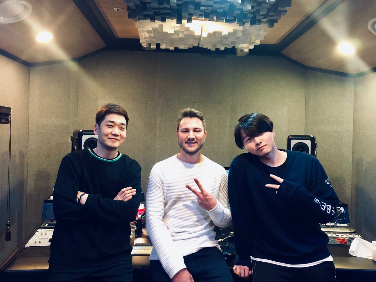 jonasmengler's tweet photo. Sessionday 05 - 2 songs done ✅

#KPOP #writingtrip #seoul #studio #work #MUSSASHI https://t.co/wOIhKxeGvO