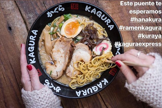 KaguraExpress's tweet photo. 📣ESTE PUENTE NOS QUEDAMOS‼️🌉 Ven a comer y cenar con nosotros🤩🙌🍜 Estamos abiertos el 6️⃣y el 8️⃣de DICIEMBRE en nuestro horario habitual. #Ramenkagura #Hanakura #Kuraya #Kaguraexpress https://t.co/scXnPuI0xV https://t.co/FF7RI5ETdk