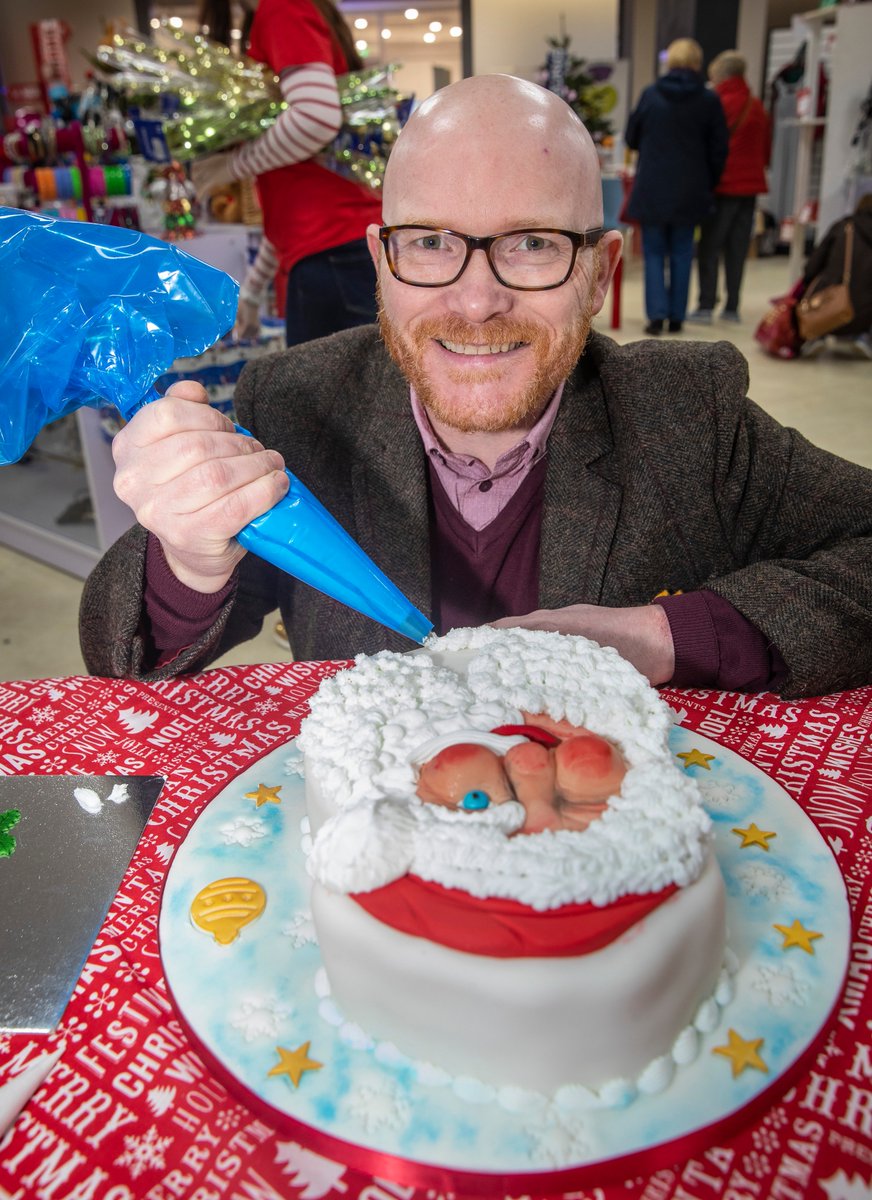 AuldstheBakers's tweet photo. Now that is a skills test! @Gmacchef supporting the great @ScottishSun Christmas pop-up @StEnochCentre putting the finishing touches to an #Aulds #Christmas #Santa cake! @MarysMeals @RainbowvalleyUK #bakingfromtheheart https://t.co/aZP52712eR