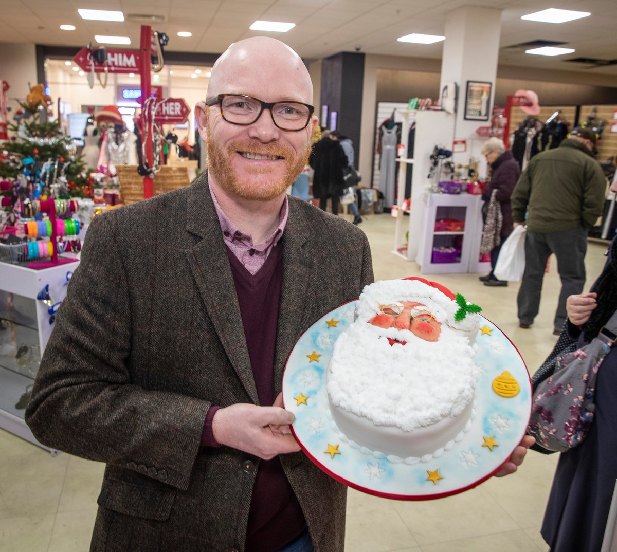 AuldstheBakers's tweet photo. Now that is a skills test! @Gmacchef supporting the great @ScottishSun Christmas pop-up @StEnochCentre putting the finishing touches to an #Aulds #Christmas #Santa cake! @MarysMeals @RainbowvalleyUK #bakingfromtheheart https://t.co/aZP52712eR