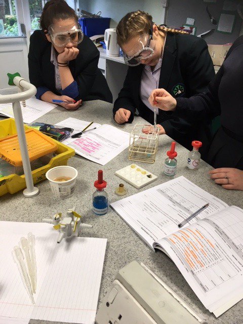 UckfieldCollege's tweet image. Year 11 students are immersed in the @UckColl_Science department today, thinking hard and working well on their required practicals!
#weloveScience #lovelearningforlife #DeepLearningDay