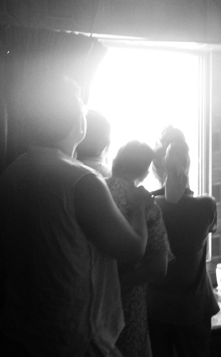 FatimaAnsari_'s tweet photo. When you have one of the biggest military exhibitions in the country but ordinary citizens are not allowed. My family watching the Airshow from our house's window. #GhareebAwam #IDEAS2018 https://t.co/jlhrjwycLL