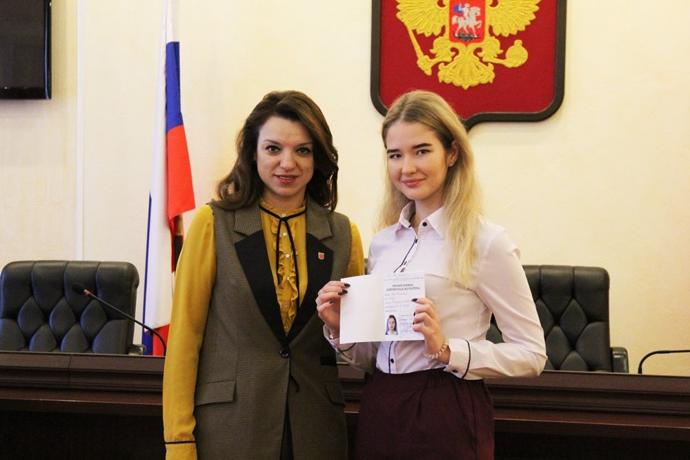 Venevmolodezh1's tweet photo. 27 ноября 2018 года волонтёрам  объединения "Лучик доброты" министр молодежной политики Ю. В. Вепринцева вручила волонтерские книжки! https://t.co/voUsrOtonC