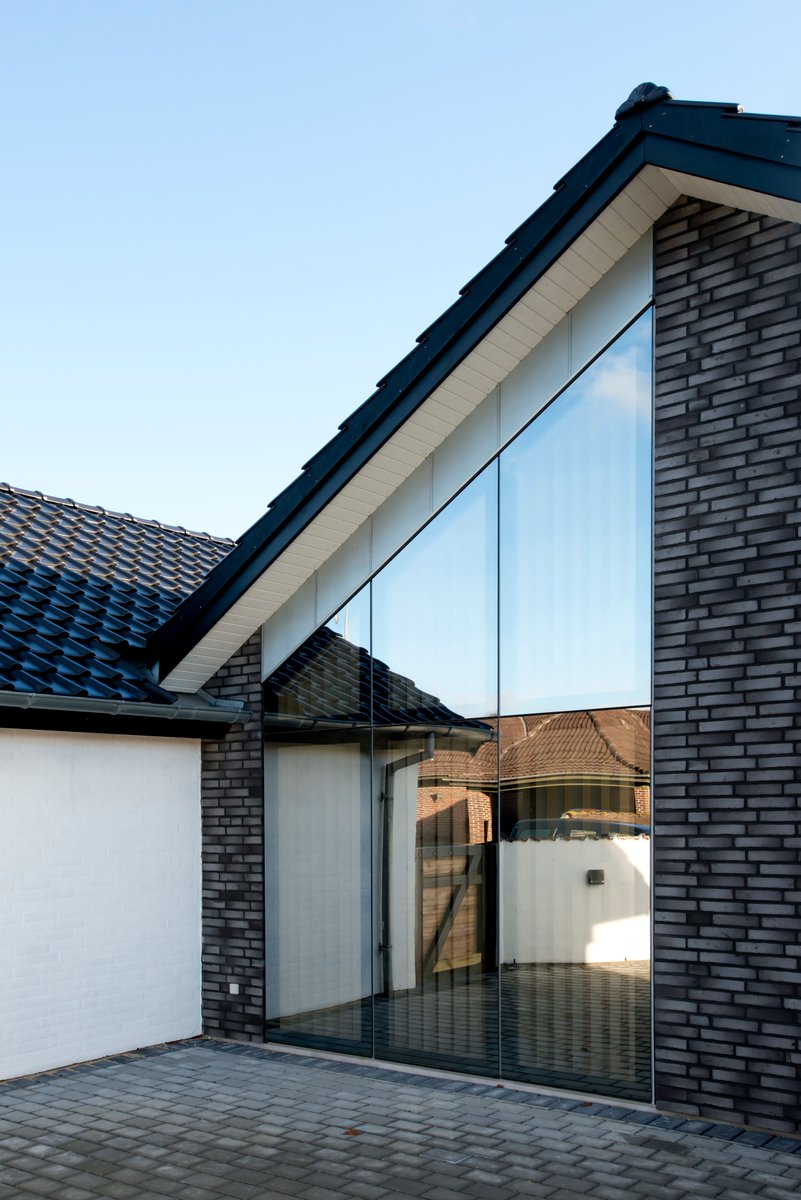 ‘Svarre’ glass to glass frameless windows are simply stunning! When the window is closed, all that you see from outside is a seamless glass surface with a beautiful coloured border which is baked into the glass and will never fade.

ow.ly/kfh630mLpaG