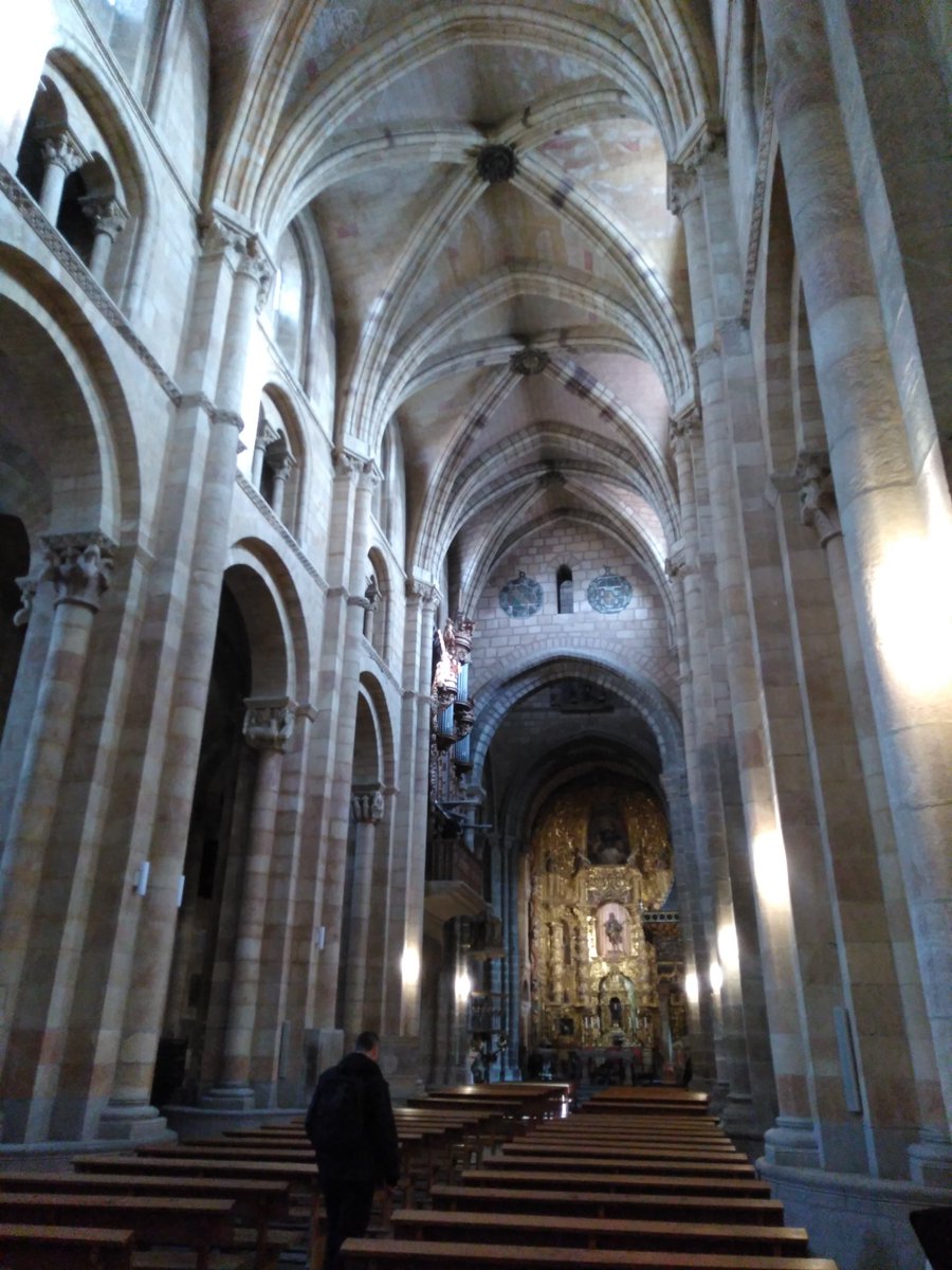 proyecto_shcity's tweet image. Visitamos la iglesia de San Vicente y D. José Carlos de @FundacionSMLRPH nos explica la #sensorización implantada en el templo. 

@CARTIFCT
@tecnalia
@NobatekInef4 
@AIDIMME 
@FCTNOVA 
@Sudoe5 
@Redit_es