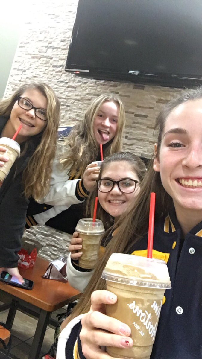 cassidyz_8's tweet photo. #timhortons #6:45 #team #bonding #lifting #icedcapps @lanc_softball https://t.co/Hh1Rh0zD7h