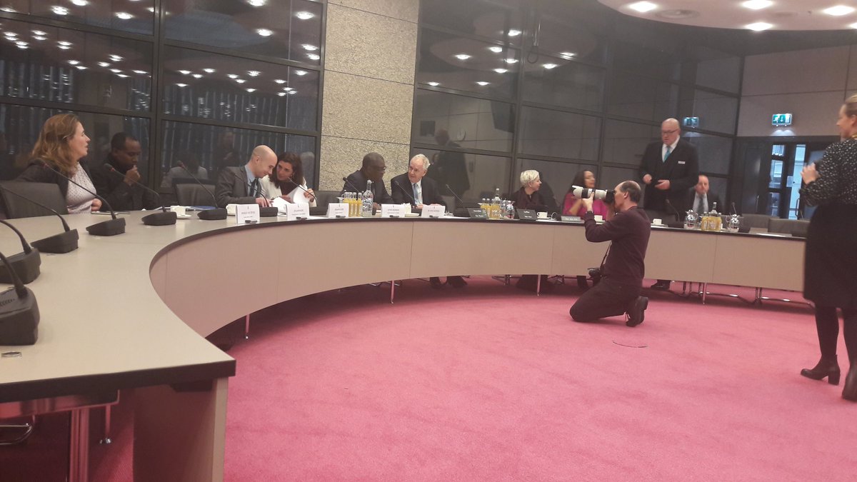 Nobelprijswinnaar Denis Mukwege spreekt in de Tweede Kamer. Griffier dacht dat de Kamerleden voor een Nobelprijswinnaar wel uit zouden lopen, maar er zijn er maar twee (@kirstenvdhul en <a href="/IsabelleDiks/">Isabelle Diks</a>).