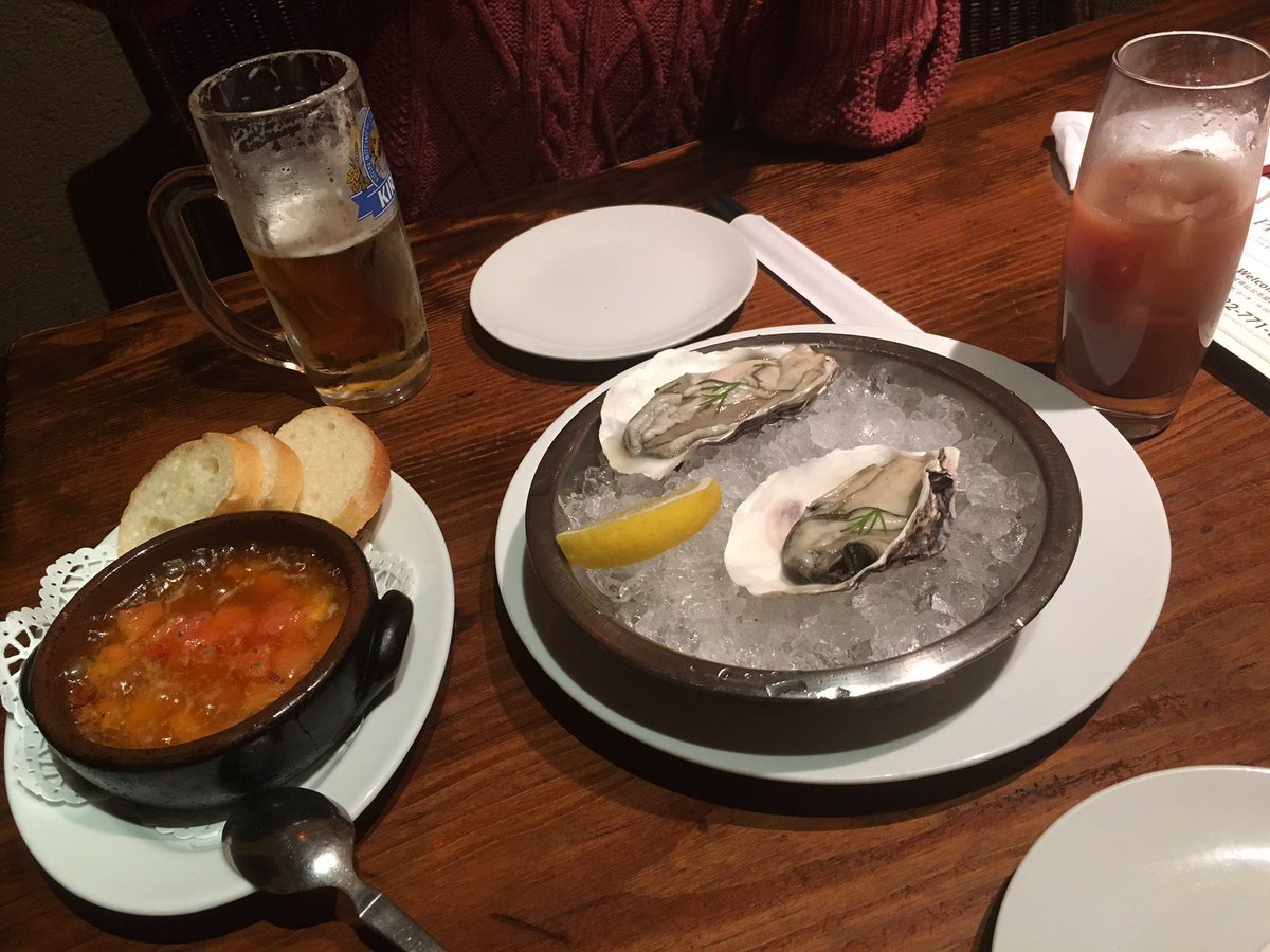 お馴染み別フレ持永るい氏(@morui478 )と飲んだ〜つか牡蠣食べた〜!!!🍻スケブは9月に飲んだ時描いてもらったやつ😌酔っ払い持永😌また牡蠣食うべ👌 