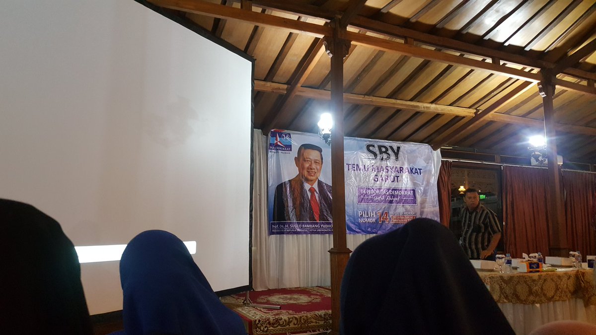 DigitalHyber's tweet photo. #AHYdigarut
Selamat malam di kota tercinta garut. 
Acara SBY DAN AHY temu masyarakat garut bertempat di joglo https://t.co/HujQJ6GlsN
