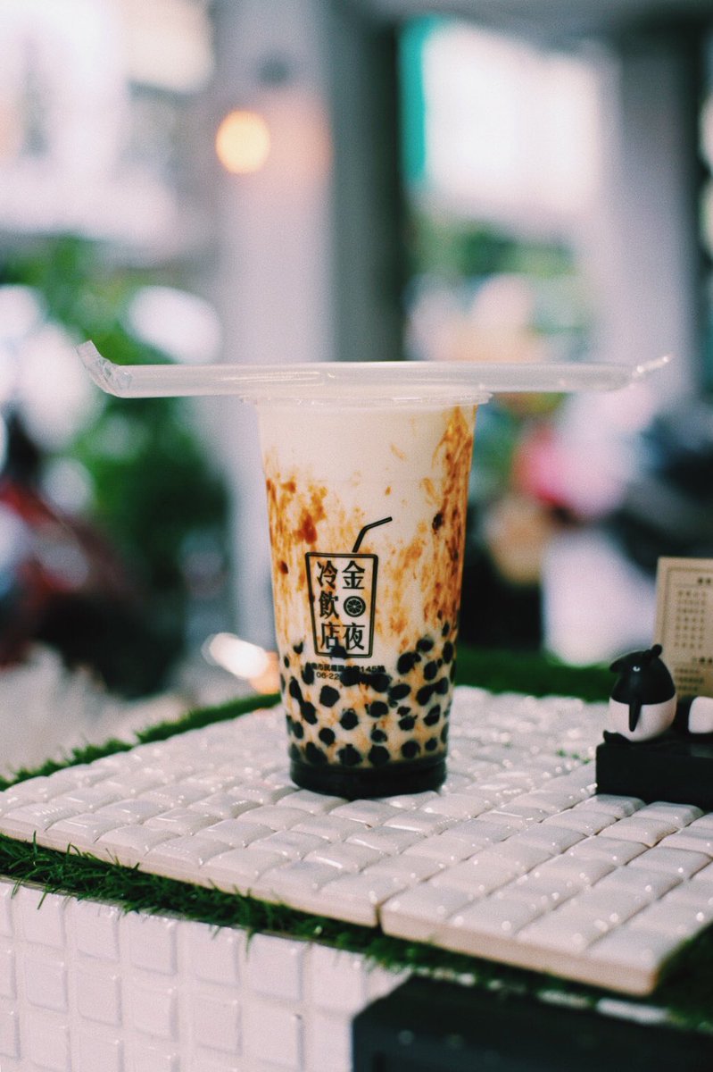 クリームソーダ職人tsunekawa 旅する喫茶 金夜冷飲店の黒糖タピオカミルク 甘い黒糖と牛乳の相性良く とっても濃厚 タピオカは大粒タイプ 目の前で作ってくれるからわくわくするし 店員のお兄さん親切なので中国語話せなくても安心して頼めました