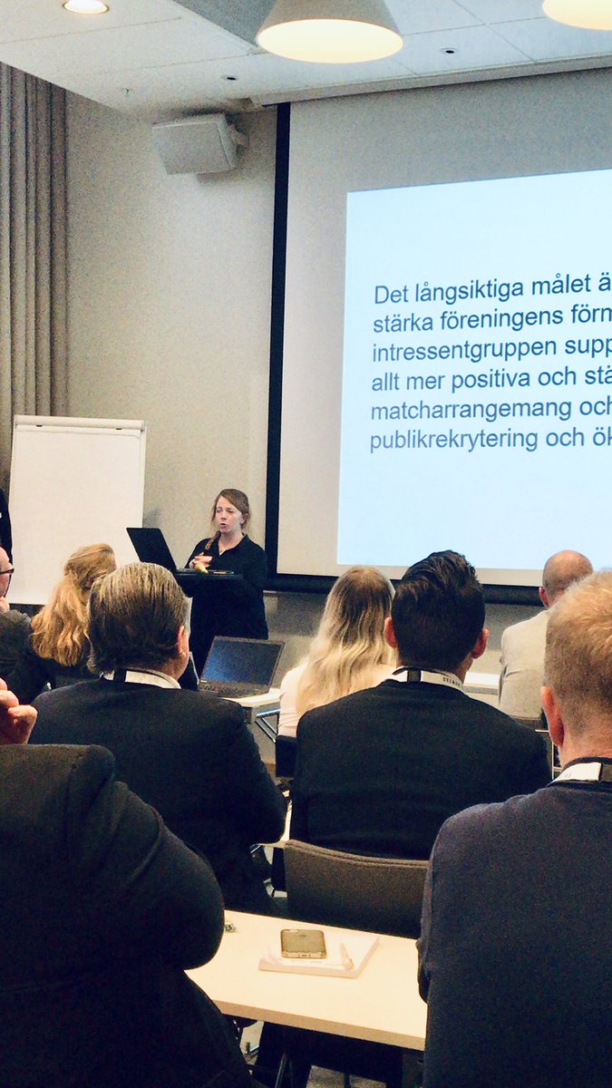 I samband med Allsvenskans stora pris nyligen regisserade även <a href="/SEF_Elitfotboll/">Svensk Elitfotboll</a> en konferens i dagarna två. En av höjdpunkterna utgjordes av <a href="/lenagw/">Lena G Wiberg</a>:s (<a href="/SLO_DIF/">SLO Djurgårdens IF</a> i <a href="/DIF_Fotboll/">Djurgården Fotboll</a> ) brandtal gällande SLO-rollen i svensk elitfotboll. Tack för det! #DalkurdFF #Superettan #Allsvenskan