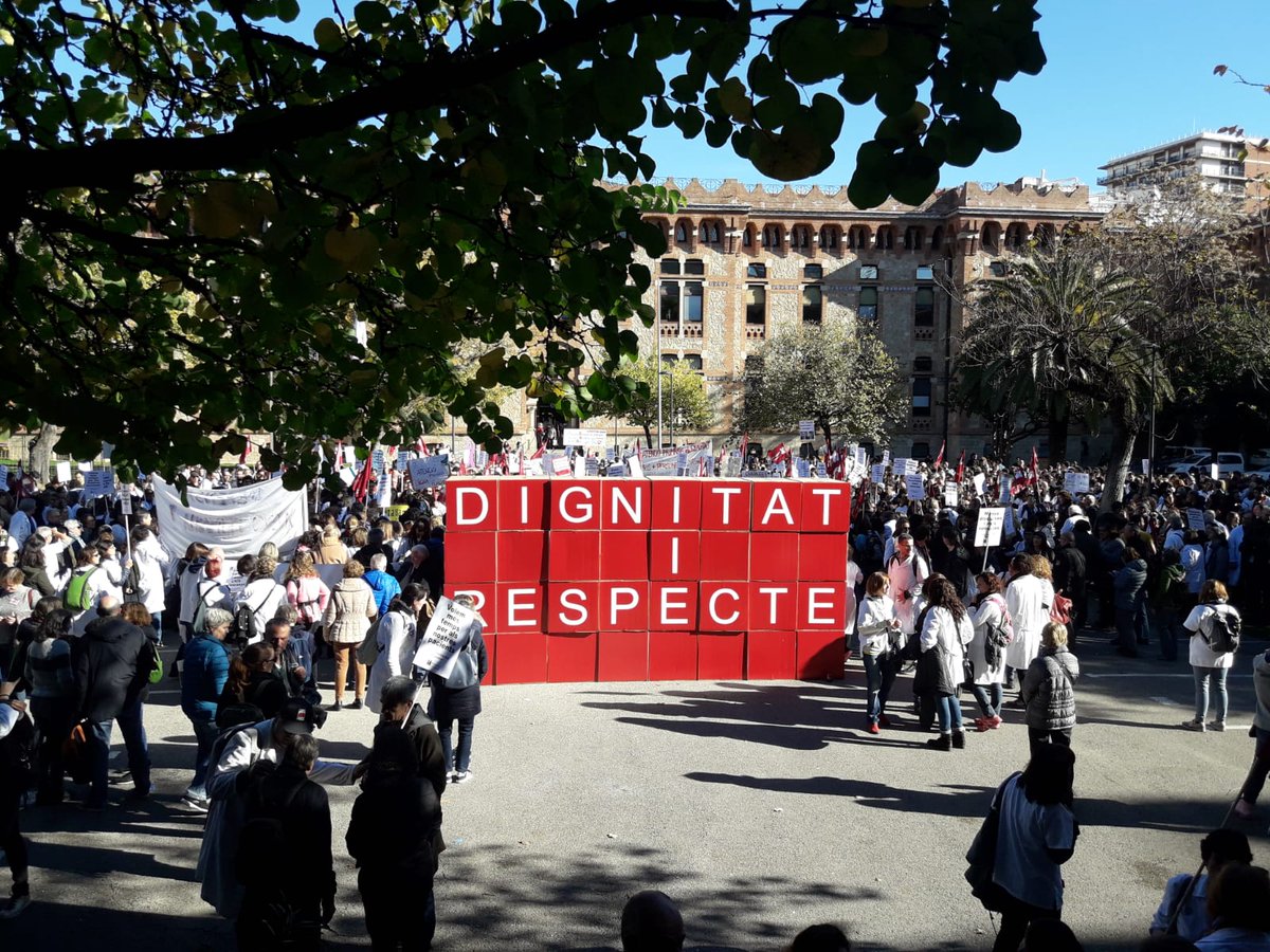 Una nova mobilització de personal de l'Atenció Primària i metges de la concertada demana "Dignitat i respecte" a les portes del Departament de Salut diarisanitat.cat/una-nova-mobil… #vagaPrimària