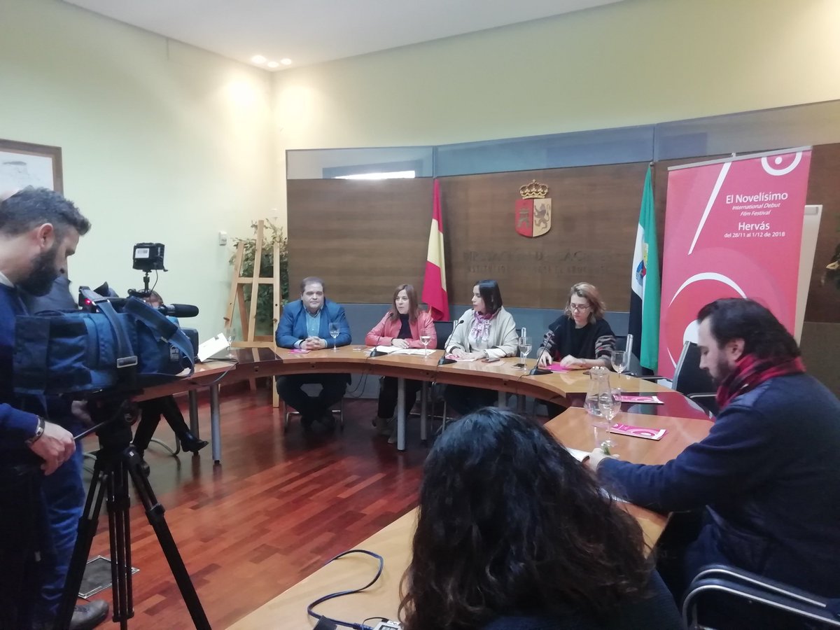 ElNovelisimo's tweet photo. Rueda de prensa VI edición @ElNovelisimo Muchas gracias @Turismodehervas @aytohervas Institución Cultural El Brocense @DiputacionCC @FilmotecaEx @Extremadura_tur @Junta_Ex por apostar por #cultura #cine #entretenimiento https://t.co/dpI7nRLzZK