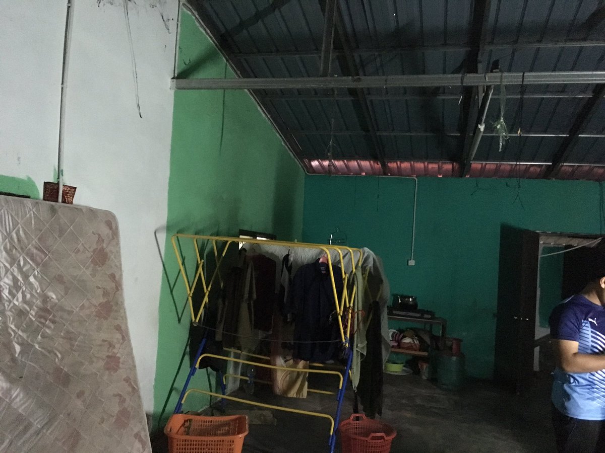 qielaaalias's tweet photo. Sedih bila tengok sekeliling rumah pakcik Mustafa ni 😭
Buta then tinggal sorang, isteri die baru je meninggal bulan 4 haritu.
Kraftangan die buat sumpah lawa gilee..
Semoga pakcik ni sentiasa dibawah lindunganNya &amp; program ahad ni berjalan lancar 🤲🏽 https://t.co/mrIDDtqYVv