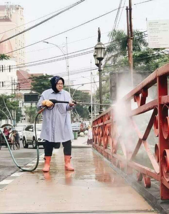 bedarmanto's tweet photo. Surabaya punya Ibu Risma. Lebih bergaya ketimbang Jakarta yg punya penata kata.😊 https://t.co/wvUhGYTvsC