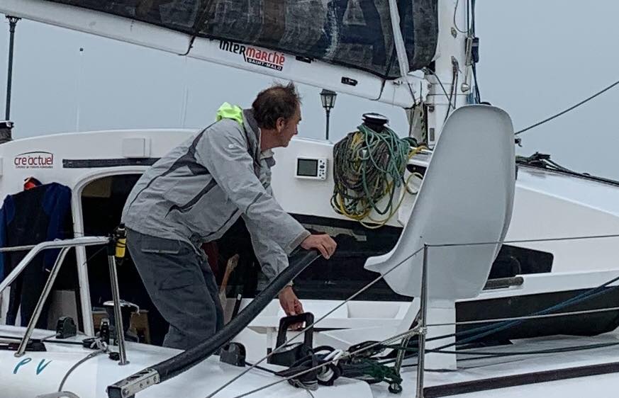 Bertrand_deBroc's tweet image. Match race #RHUMMULTI entre Bertrand &amp;amp; @GuyaderSailing qui devrait se poursuivre pendant régates antillaises 2019. Léger handicap pour Bertrand obligé de réduite allure suite à pb de safran.  Réception des messages aléatoires. Bien facétieuse cette @routedurhum @routedurhumENG
