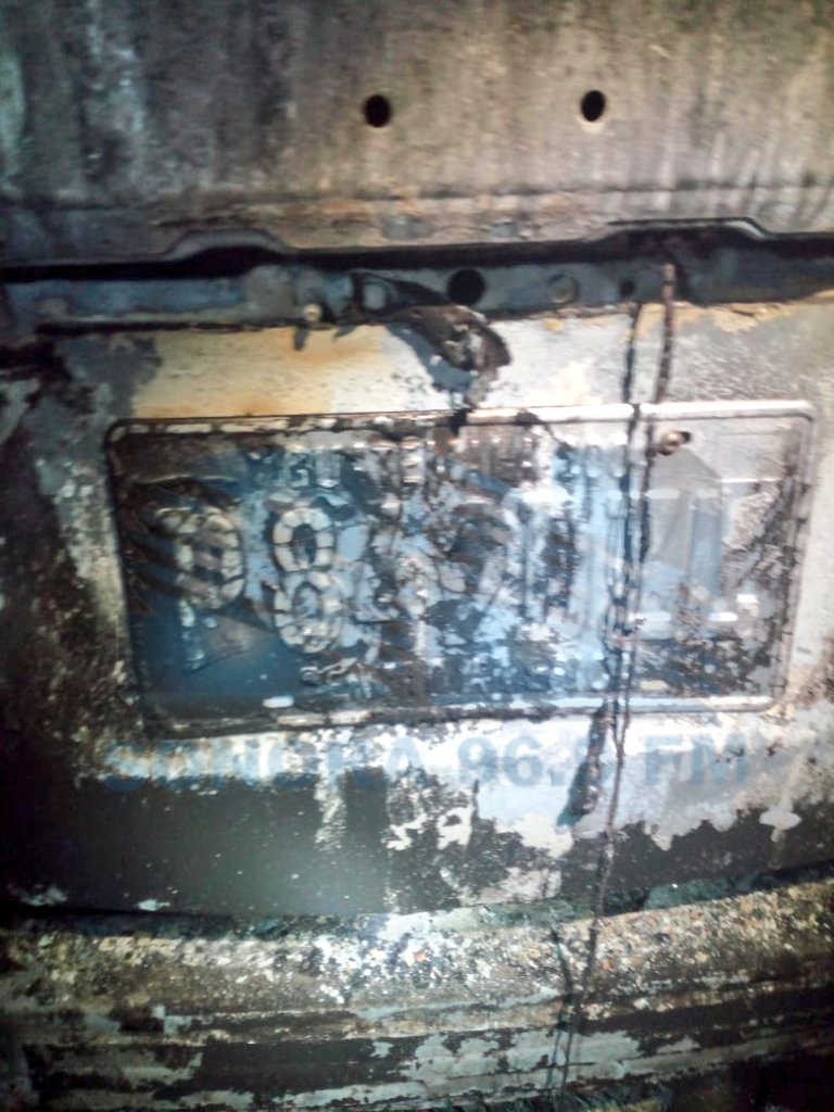juanVictorCas1's tweet photo. #NarcoMasacre #URGENTE #URGENTE #CrimenOrganizado #ViolenciaImparable  SE LOCALIZAN 5 CUERPOS QUEMADOS EN EL INTERIOR DE UN VEHÍCULO. La masacre tiene lugar en el km 100 ruta a Puerto San José #Escuintla. https://t.co/5lKr0RXziz
