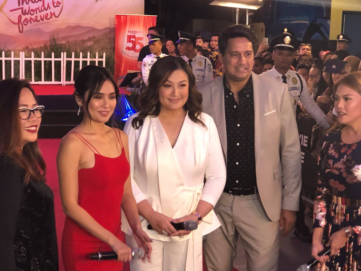 ABSCBN_Showbiz's tweet photo. LOOK: “Three Words to Forever” stars Sharon Cuneta, Richard Gomez and Kathryn Bernando with Direk Cathy Garcia-Molina at the red carpet premiere | via @simplengbinata https://t.co/6c1DZBR1GX