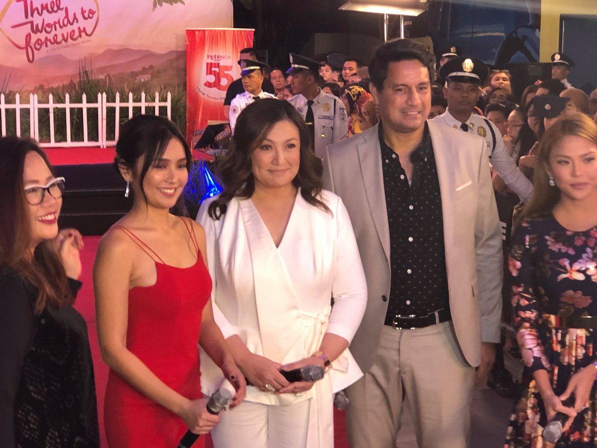 ABSCBN_Showbiz's tweet photo. LOOK: “Three Words to Forever” stars Sharon Cuneta, Richard Gomez and Kathryn Bernando with Direk Cathy Garcia-Molina at the red carpet premiere | via @simplengbinata https://t.co/6c1DZBR1GX