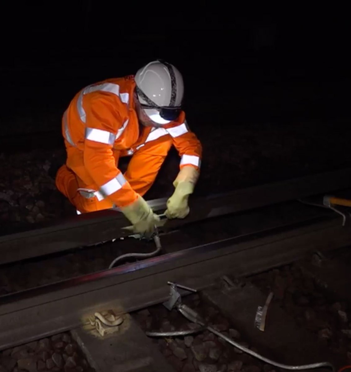 NightSearcher's tweet photo. The @NightSearcher Ltd #GalaxyPro #floodlights and #HT550R #headtorches were seen illuminating #Network #Rail workers in yesterdays ITV #news feature.
https://t.co/vcSf2hukAG https://t.co/EnFgGRTszy