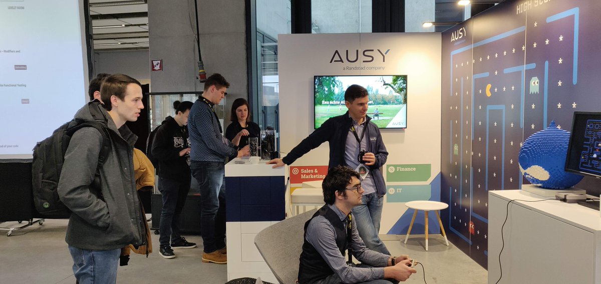 ausy_be's tweet image. Op 23 en 24 november kon je ons vinden op DrupalCamp. Wat een editie! En wat een straffe Pacman gamers ;-) @drupalcampbe #drupalcampbe