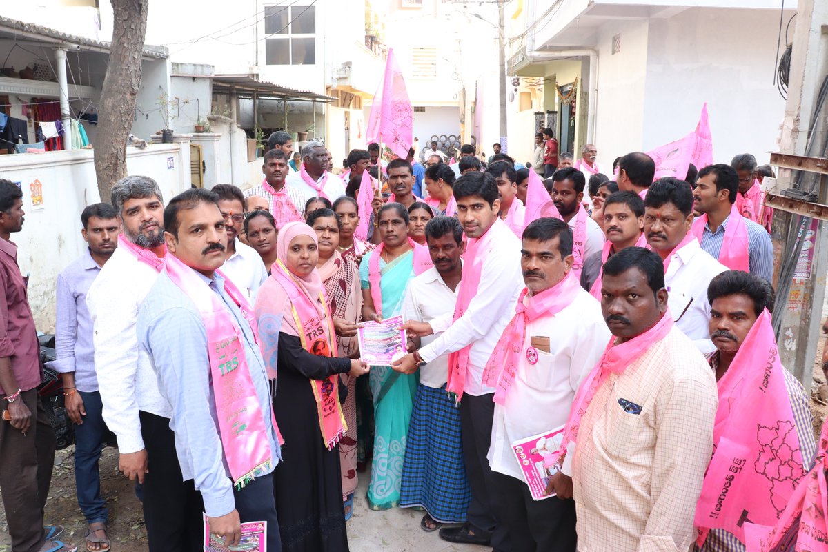 mkrkkpmla's tweet photo. Madhavaram Sandeep Rao and Son-in-Law Vidoot Ponnala door to door campaign at Parvath Nagar, Allapur Division, Kukatpally Constituency @trspartyonline @RaoKavitha @trsharish @KTRTRS @trsinnews https://t.co/9mos3idrL9