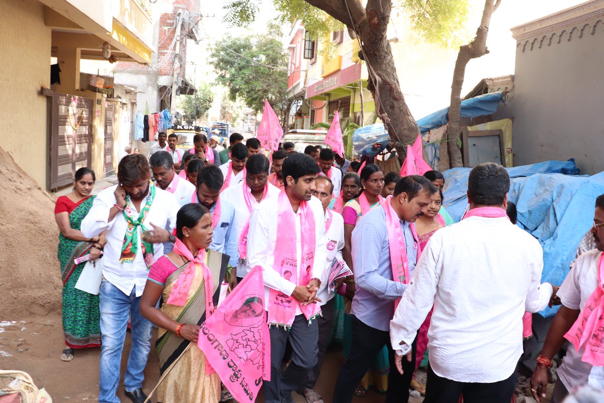 mkrkkpmla's tweet photo. Madhavaram Sandeep Rao and Son-in-Law Vidoot Ponnala door to door campaign at Parvath Nagar, Allapur Division, Kukatpally Constituency @trspartyonline @RaoKavitha @trsharish @KTRTRS @trsinnews https://t.co/9mos3idrL9