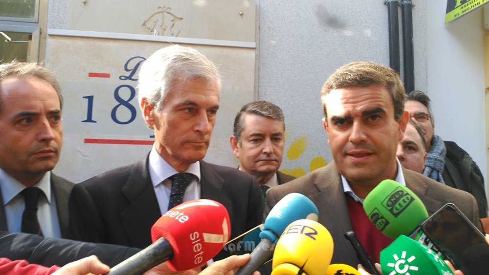 lafm_es's tweet photo. José Ortiz: “Queremos que Andalucía sea un freno a las locuras del Gobierno de Pedro Sánchez” #2D18 https://t.co/jMaNIqMSmy https://t.co/WSRaJkbNga