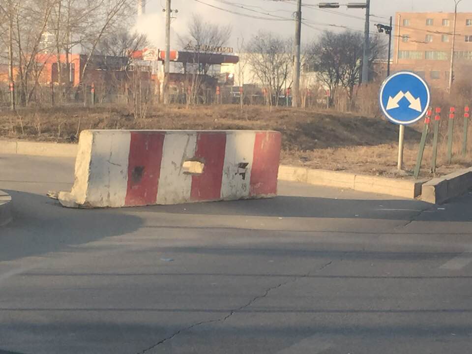 Буцаж эргэх эргэлтийг буруу газар хийсэн юм байлгүй эдийн засаг муу ард түмэний цалин тэтгэмж амьдралд нь хүрэлцэхгүй өлсөж даарч ядарч байхад үр ашиггүй зардал гаргаж татвар төлөгчдийн мөнгийг зүгээ л салхинд хийсгээд сууж байна Ерөний Сайдаа яаж байгаа юм бэ