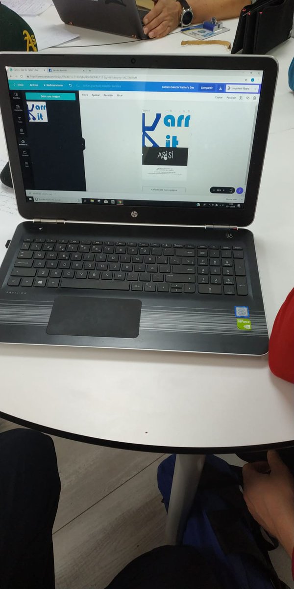 Haciendo un folleto #karrokit #Emprendimiento <a href="/iestomvalmadrid/">IES Tomas y Valiente</a>