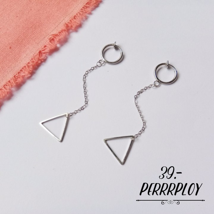 Ploy_Perr's tweet photo. 🔼จี้สามเหลี่ยมระย้า🔼
ยาวประมาณ 5 ซม.ค่า
มีความมินิมอลหน่อยๆ😍 https://t.co/4RMQa1w2QG
