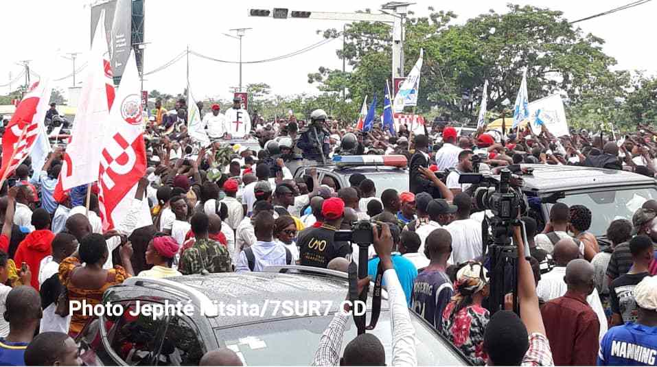 7sur7_cd's tweet photo. Kinshasa : Envahi par une marée humaine, le cortège de F. Tshisekedi et V. Kamerhe peine à avancer https://t.co/fdooxQiAsh https://t.co/zmJnBMIcSN