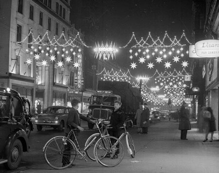 Revealing the super twinkly 
Glasgow Christmas lights &amp; decorations on Buchanan Street 1958 for #ArchivesAdvent

scran.ac.uk/database/recor…