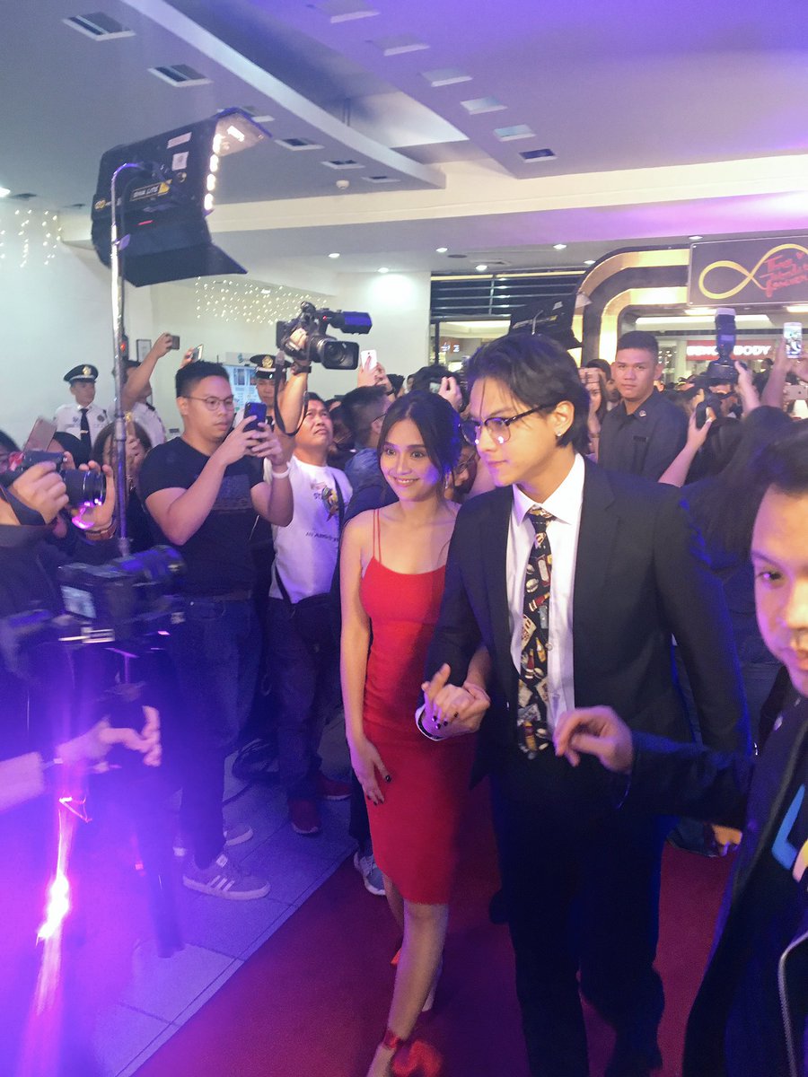 msxxjm's tweet photo. Wala na akong masabi, grabe ikaw na talaga @imdanielpadilla 💯👏 BEST BOYFRIEND EVER😭💙 #3WordsToForeverPremiereNight https://t.co/q8nBG5MODV