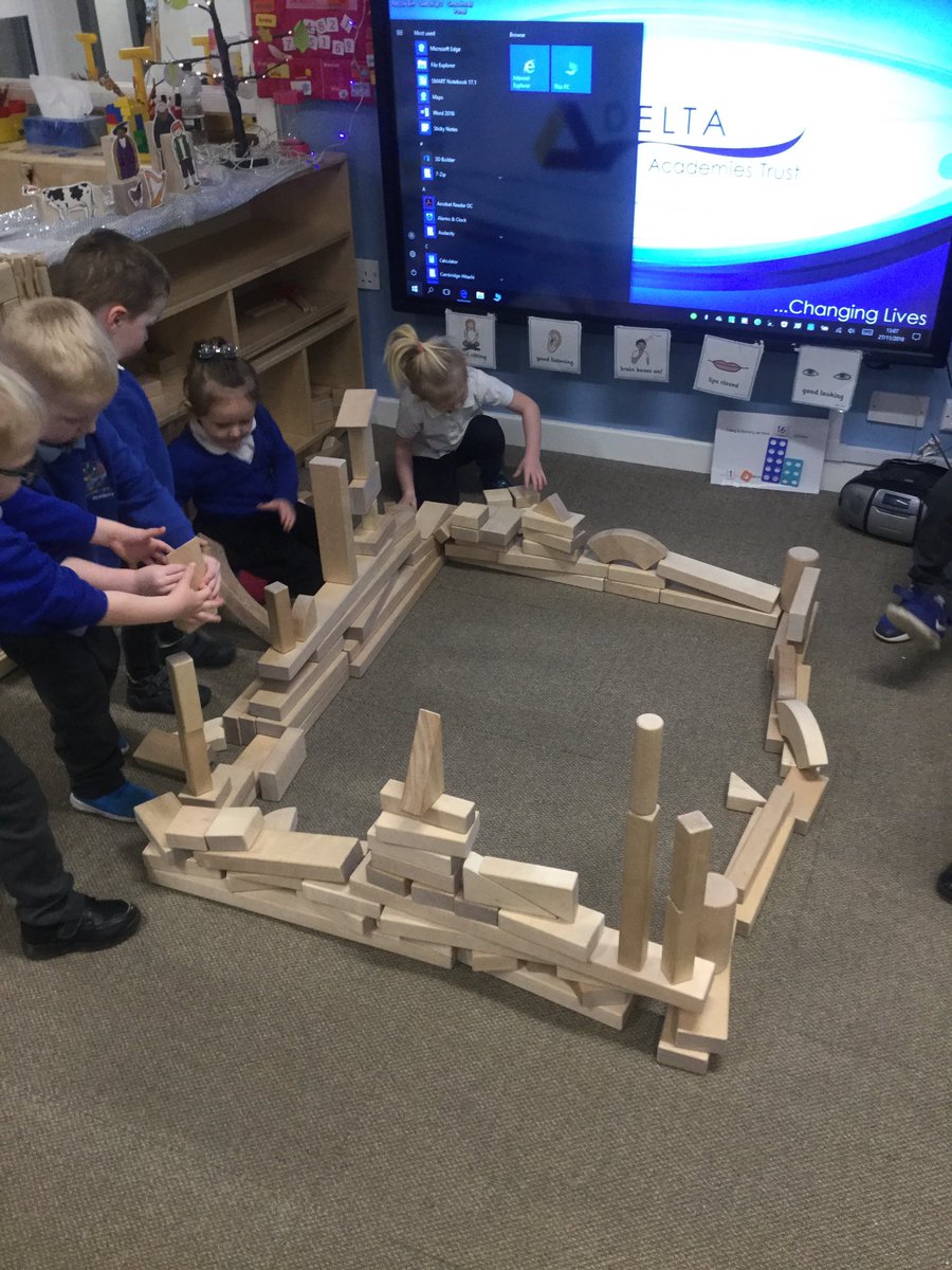 MeerkatsMonkeys's tweet photo. Children have used their own ideas to build a Giants castle to link with our story. We put a roof on and enjoyed sitting in the castle. https://t.co/F8UUGh4vqX