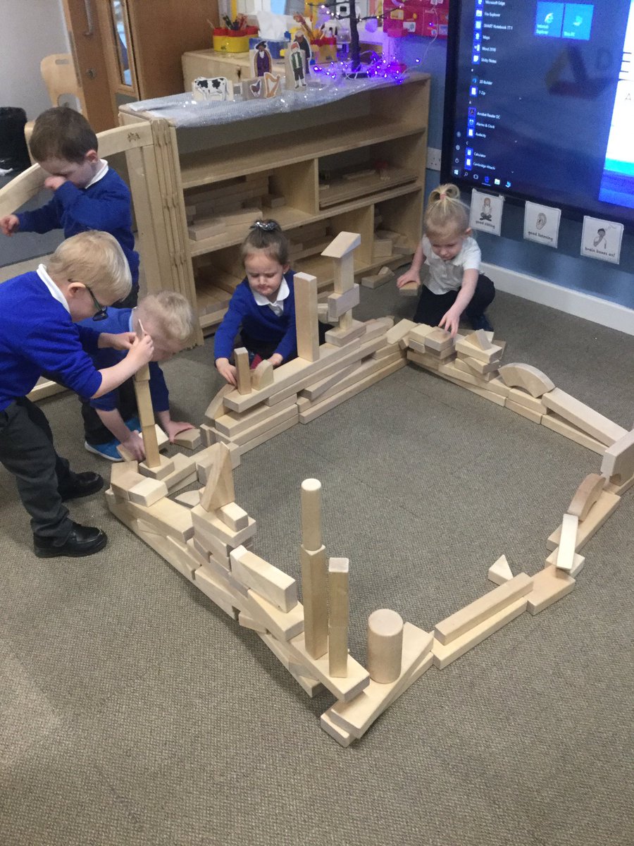 MeerkatsMonkeys's tweet photo. Children have used their own ideas to build a Giants castle to link with our story. We put a roof on and enjoyed sitting in the castle. https://t.co/F8UUGh4vqX